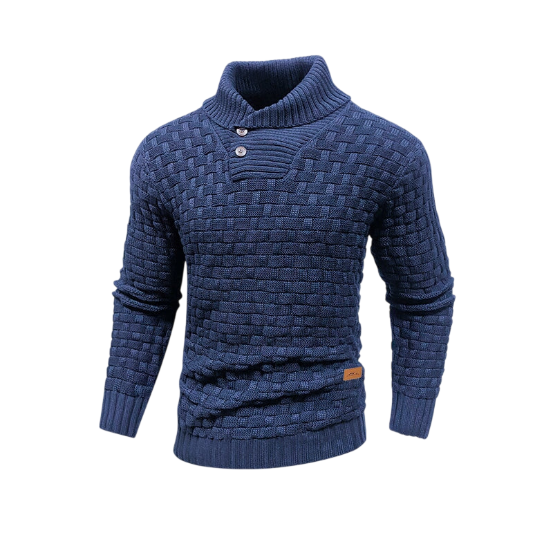 Sweter męski teksturowana powierzchnia regularny krój na zimę od Arkadya Outlet ma niebieski wzór w koszyki, długie rękawy, wysoki prążkowany kołnierz i trzy guziki - idealny na chłodne dni i pokazany na gładkim szarym tle.