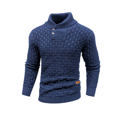 Sweter męski teksturowana powierzchnia regularny krój na zimę od Arkadya Outlet ma niebieski wzór w koszyki, długie rękawy, wysoki prążkowany kołnierz i trzy guziki - idealny na chłodne dni i pokazany na gładkim szarym tle.