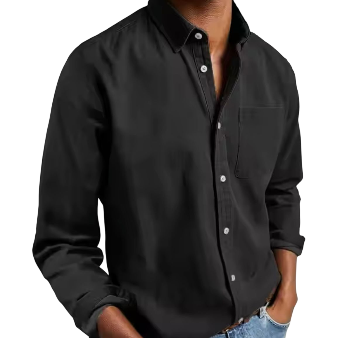 Osoba w Arkadya Outlet Koszula męska klasyczny krój proste linie regularna długość z długimi rękawami i przednią kieszenią, ręce w kieszeniach jasnoniebieskich dżinsów, stoi na jednolitym jasnym tle.