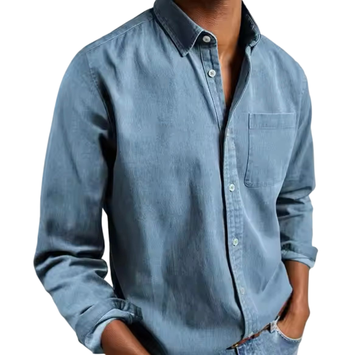 Osoba nosząca Arkadya Outlet Koszula męska klasyczny krój prosta linia regularna długość w jasnoniebieskim denimie z długim rękawem i kieszenią z przodu, ręce w kieszeniach jeansów, twarz niewidoczna - idealna jako koszula do pracy.