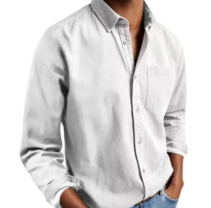 Mężczyzna w białym Arkadya Outlet koszula męska klasyczny krój prosta linia regularna długość.