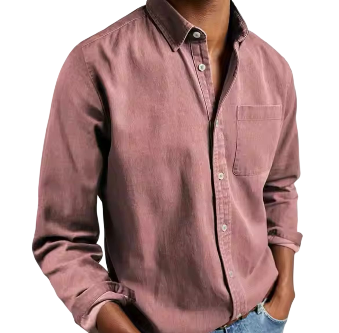 Mężczyzna w kurtce Arkadya Outlet koszula męska klasyczny krój prosta linia, zakurzony róż z kieszenią na piersi, częściowo rozpięty przy kołnierzu, niebieskie dżinsy, ręce w kieszeniach, stoi na jednolitym jasnym tle.