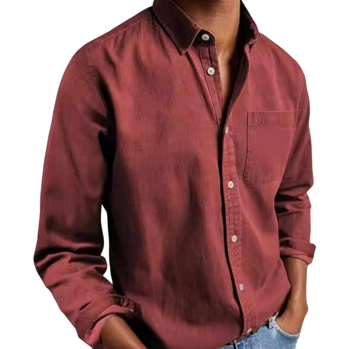 Osoba w Arkadya Outlet Koszula męska klasyczny krój proste linie regularna długość, bordowy z kieszenią na piersi, w połączeniu z jasnoniebieskimi dżinsami, stoi z rękami w kieszeniach na jednolitym tle.