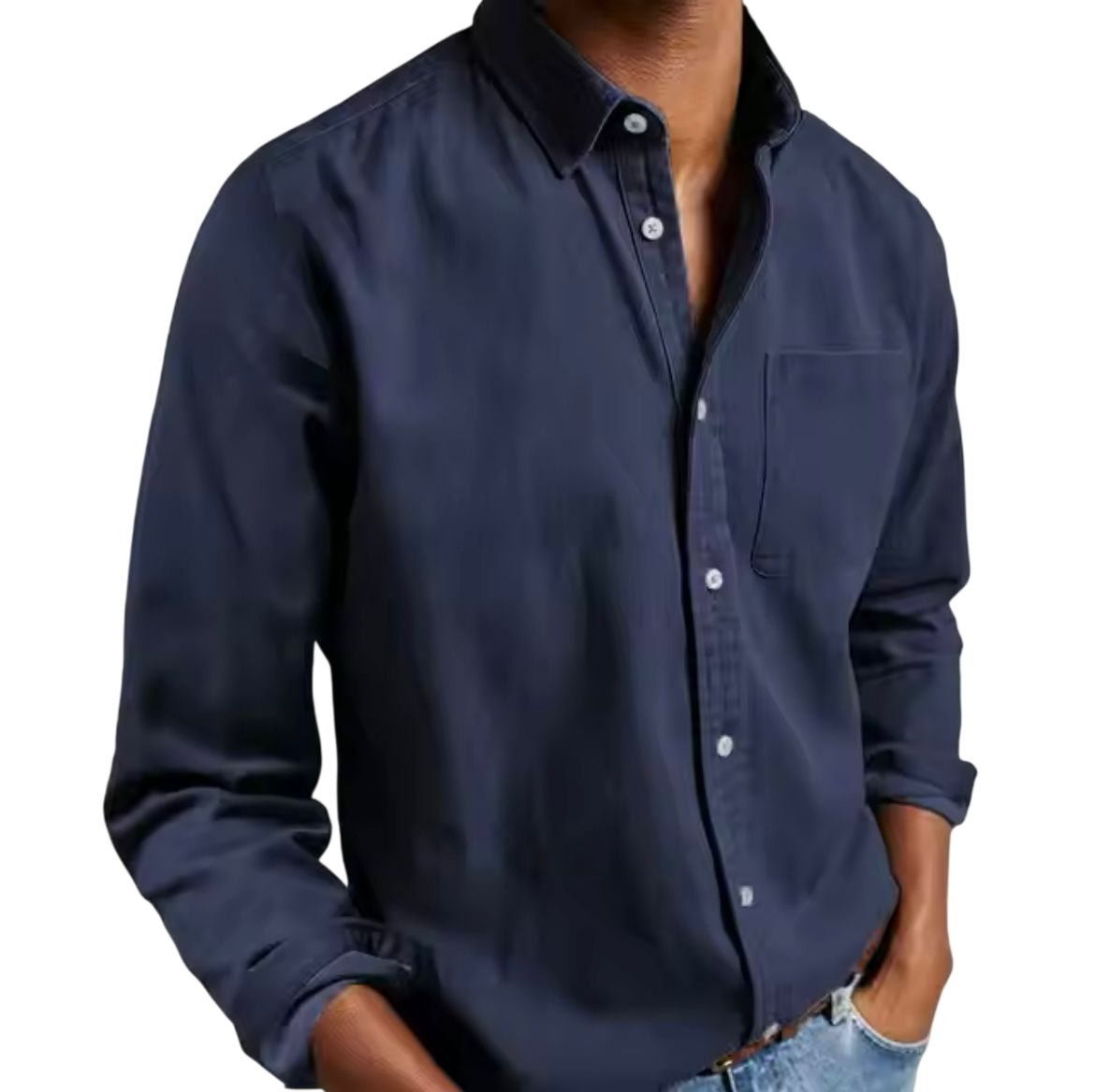 Osoba nosząca Arkadya Outlet Koszula męska klasyczny krój proste linie regularna długość w kolorze ciemnoniebieskim z długimi rękawami i jasnoniebieskimi dżinsami, ręce w kieszeniach, stoi na jednolitym jasnym tle.