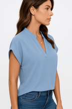 Bluzka damska z dekoltem V i stójką - Arkadya Outlet - Women Blouse
