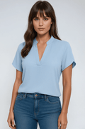 Bluzka damska z dekoltem V i stójką - Arkadya Outlet - Women Blouse