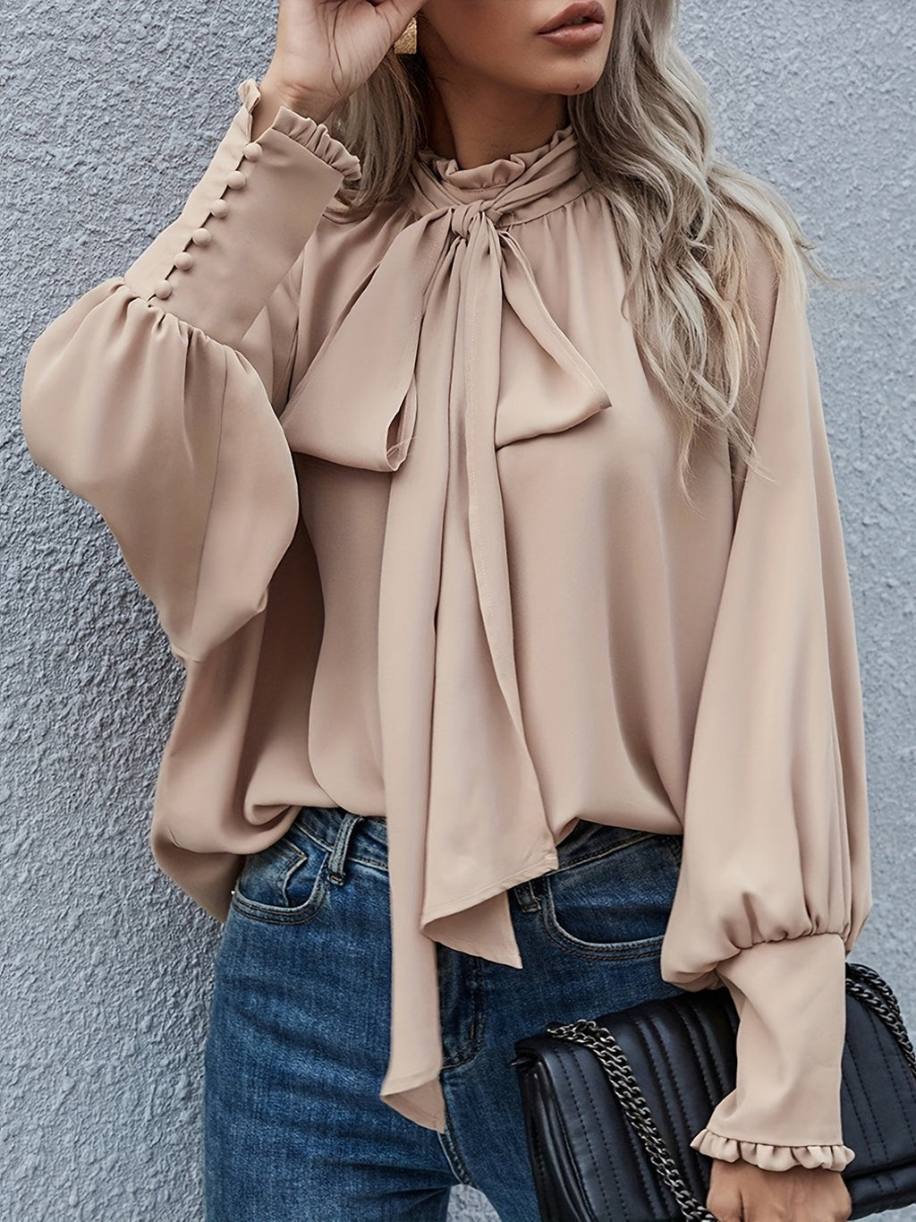 Bluzka damska z długim rękawem i wiązaniem przy szyi - Arkadya Outlet - Women Blouse