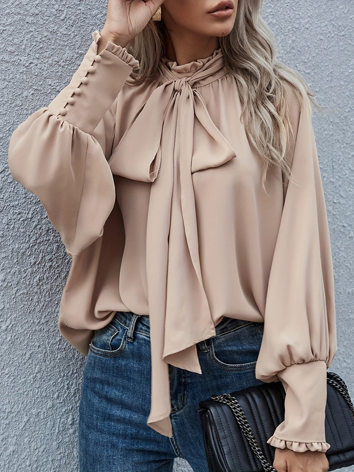 Bluzka damska z długim rękawem i wiązaniem przy szyi - Arkadya Outlet - Women Blouse