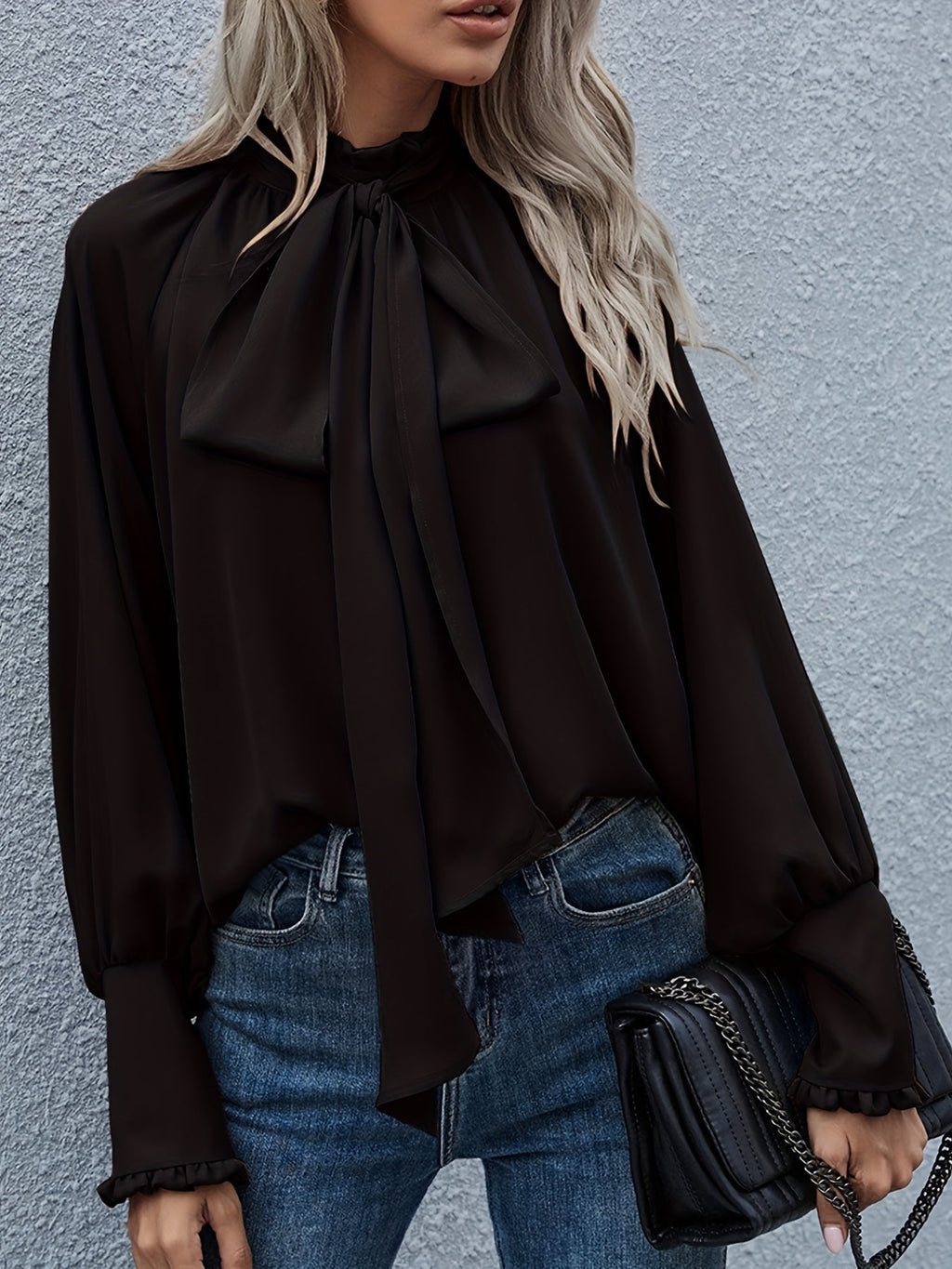 Bluzka damska z długim rękawem i wiązaniem przy szyi - Arkadya Outlet - Women Blouse