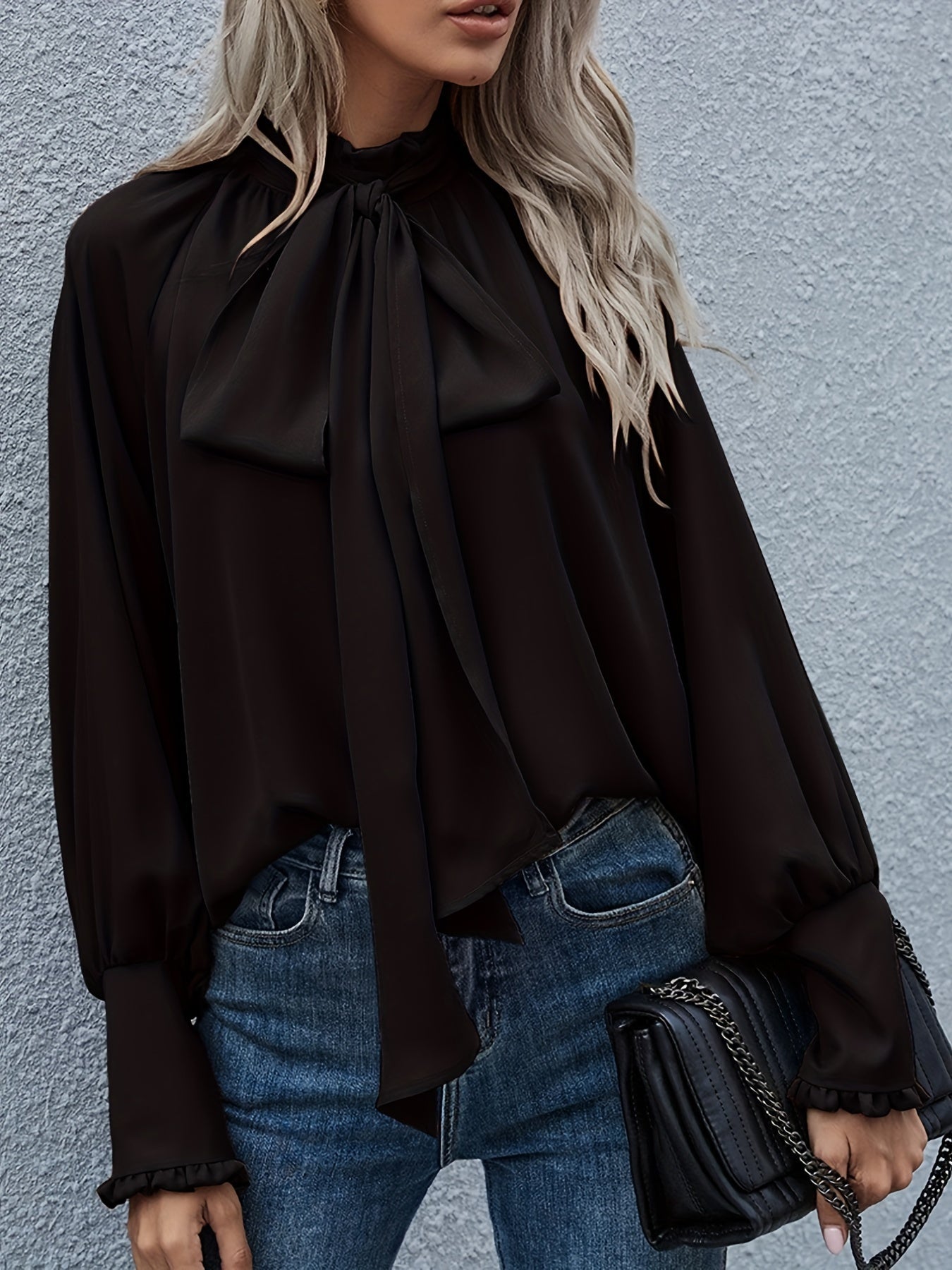 Bluzka damska z długim rękawem i wiązaniem przy szyi - Arkadya Outlet - Women Blouse