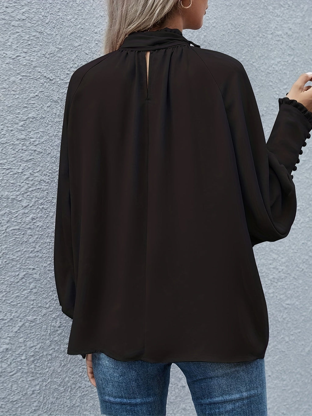 Bluzka damska z długim rękawem i wiązaniem przy szyi - Arkadya Outlet - Women Blouse