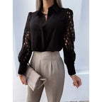 Bluzka damska z kołnierzem i ażurowymi rękawami - Arkadya Outlet - Women Blouse