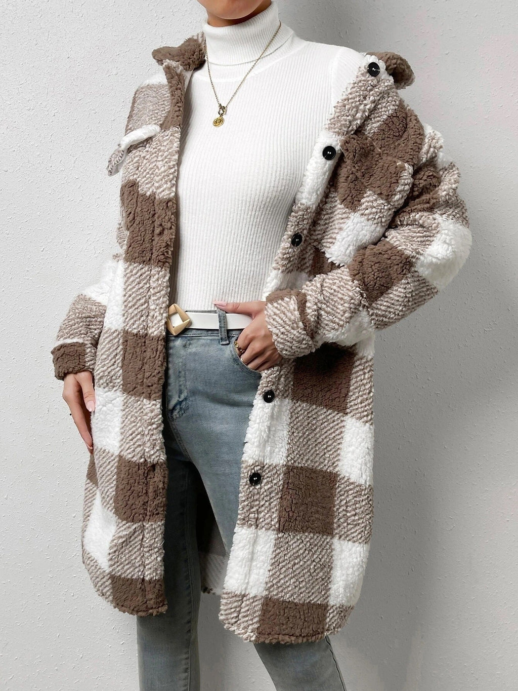 Damski Płaszcz | Długi krój z guzikami i klapami na kieszeniach - Arkadya Outlet - Coats