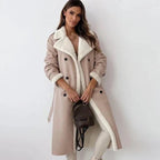 Damski Płaszcz | Długi krój z paskiem i kołnierzem wykładanym - Arkadya Outlet - Coats