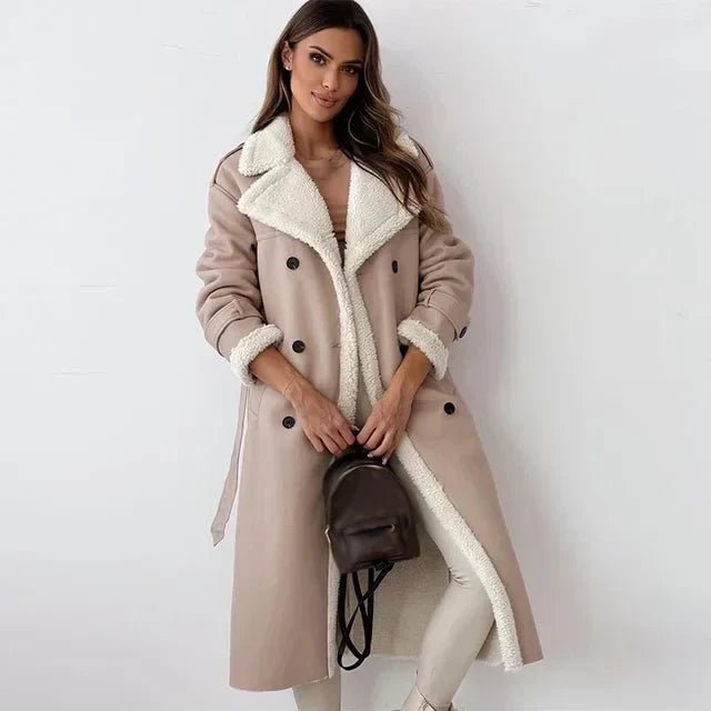 Damski Płaszcz | Długi krój z paskiem i kołnierzem wykładanym - Arkadya Outlet - Coats