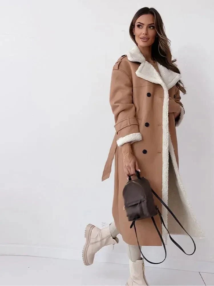 Damski Płaszcz | Długi krój z paskiem i kołnierzem wykładanym - Arkadya Outlet - Coats