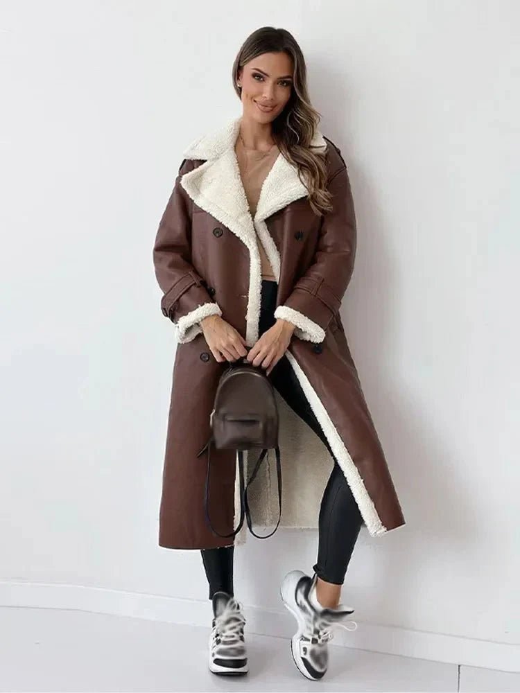 Damski Płaszcz | Długi krój z paskiem i kołnierzem wykładanym - Arkadya Outlet - Coats