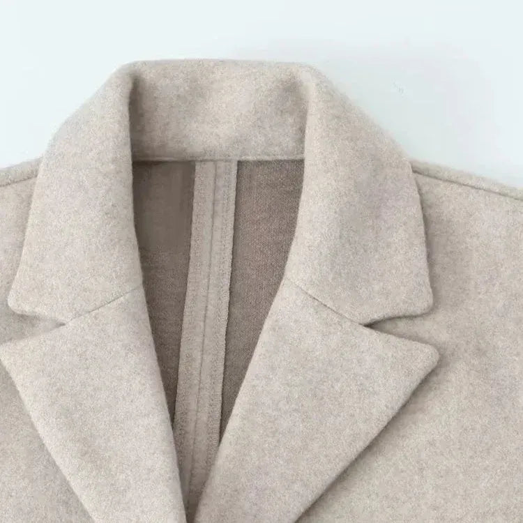 Damski Płaszcz | Prosty krój z ukrytym rzędem guzików z przodu - Arkadya Outlet - Coats
