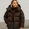 Damski Płaszcz Zimowy | Luźny krój z pikowaną konstrukcją i kapturem - Arkadya Outlet - Coats