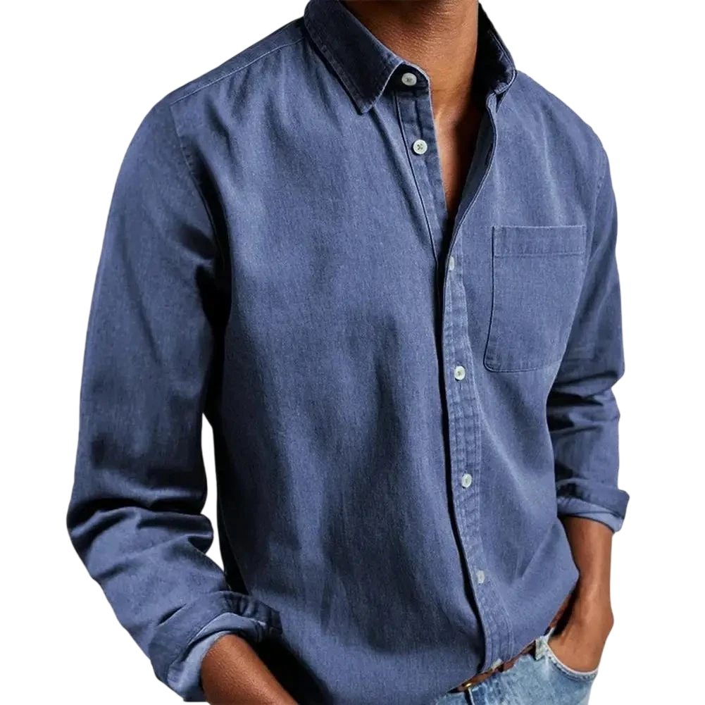 Osoba nosząca Arkadya Outlet Koszula męska klasyczny krój proste linie regularna długość, z długimi rękawami i przednią kieszenią, łączy ją z jasnoniebieskimi dżinsami i stoi z rękami w kieszeniach na jednolitym tle.