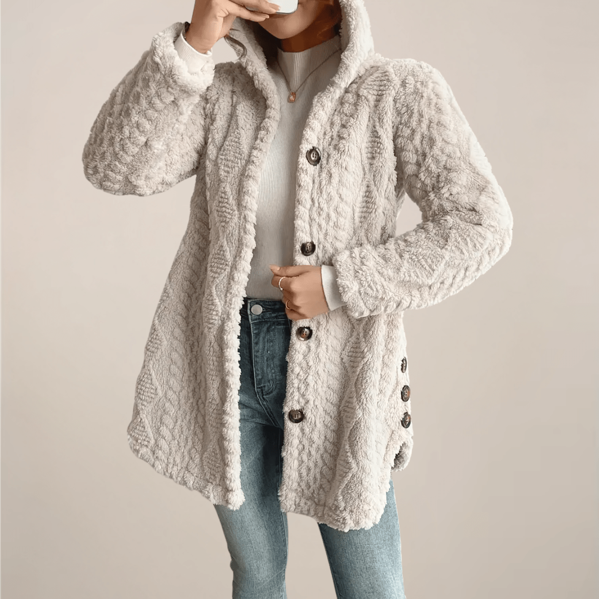 Kardigan damski długi z kapturem i guzikami - Arkadya Outlet - Women Coat