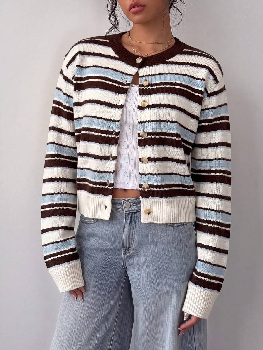 Kardigan Damski | Skrócony krój z okrągłym dekoltem i guzikami - Arkadya Outlet - Cardigans