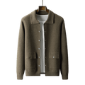 Kardigan męski zapinany na guziki z kołnierzem i kieszeniami - Arkadya Outlet - Men Cardigan