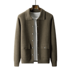 Kardigan męski zapinany na guziki z kołnierzem i kieszeniami - Arkadya Outlet - Men Cardigan