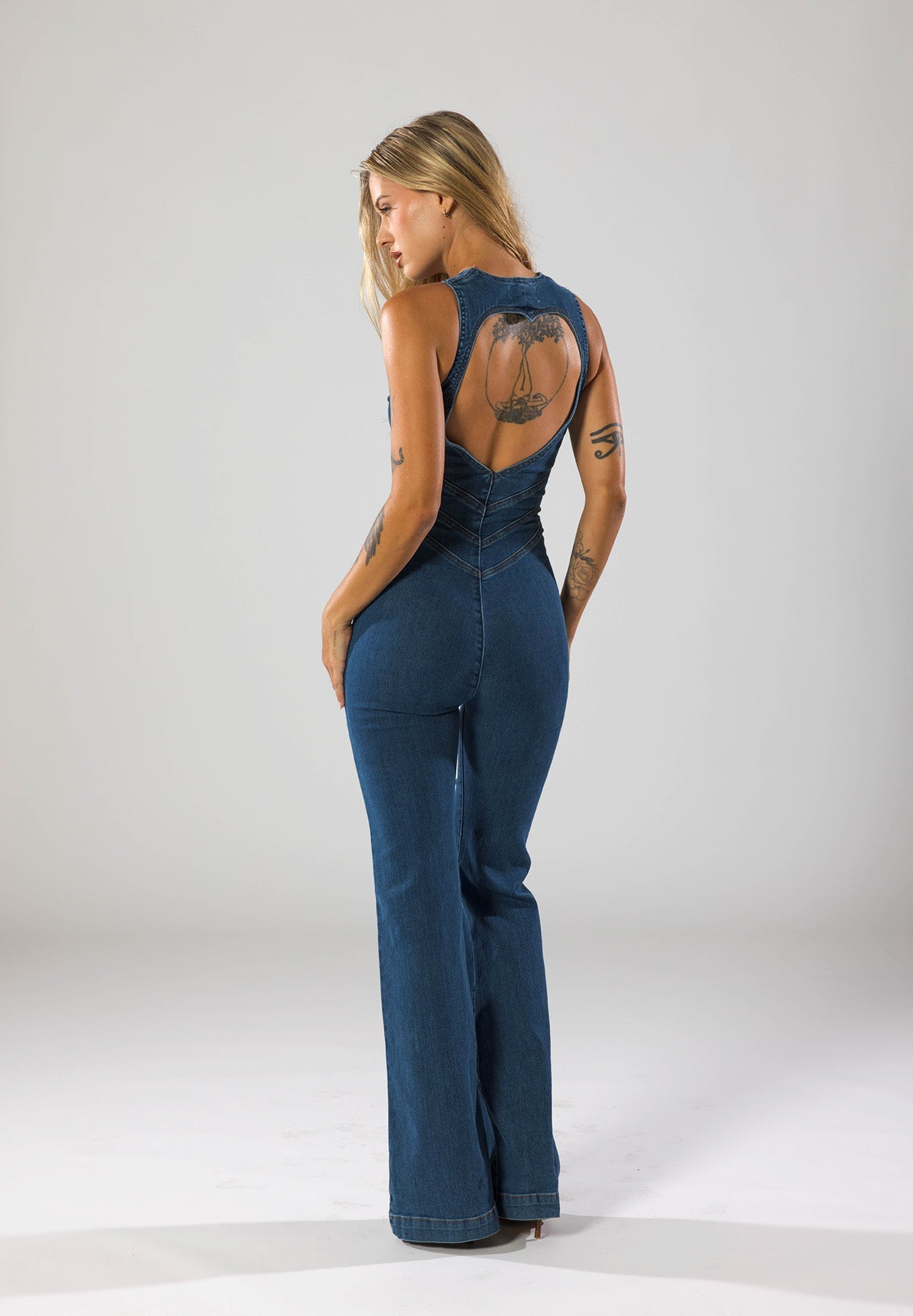 Kombinezon damski elegancki z dekoltem V i zamkiem z przodu – dopasowany krój, modelujące szwy - Arkadya Outlet - Women Jumpsuit