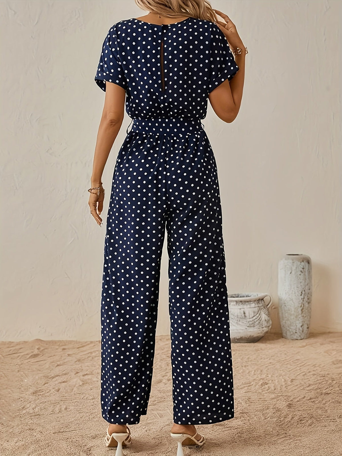 Kombinezon Damski | Szerokie nogawki z pasem wiązanym w talii - Arkadya Outlet - Suits