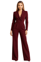 Kombinezon damski z długim rękawem i dekoltem V – dopasowana forma, jednoczęściowy krój - Arkadya Outlet - Women Jumpsuit