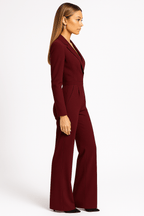 Kombinezon damski z długim rękawem i dekoltem V – dopasowana forma, jednoczęściowy krój - Arkadya Outlet - Women Jumpsuit