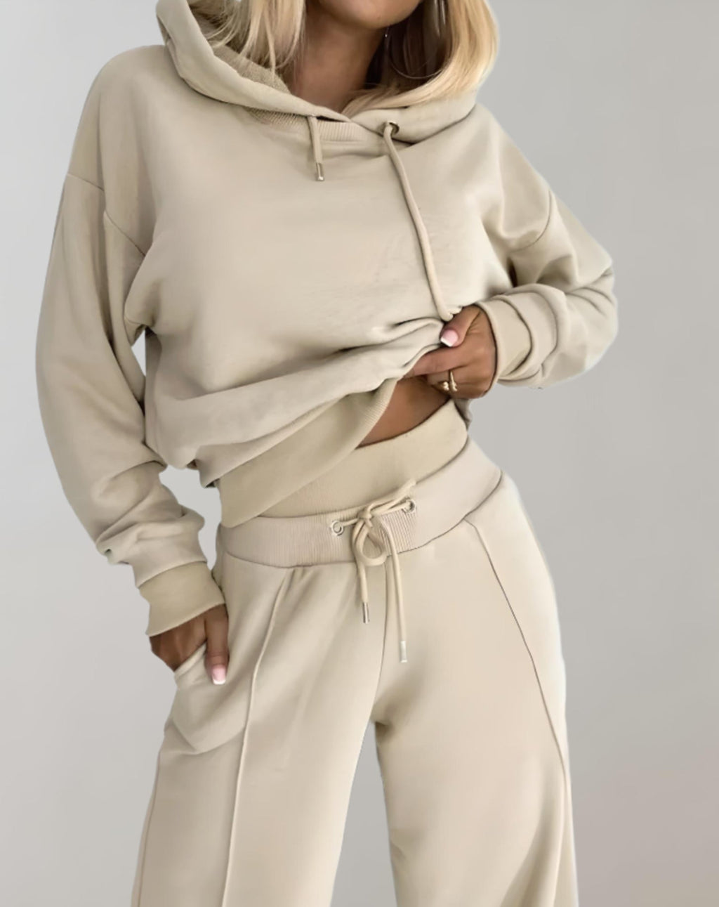 Komplet dresowy damski dwuczęściowy – bluza z kapturem i szerokie spodnie - Arkadya Outlet - Women Set