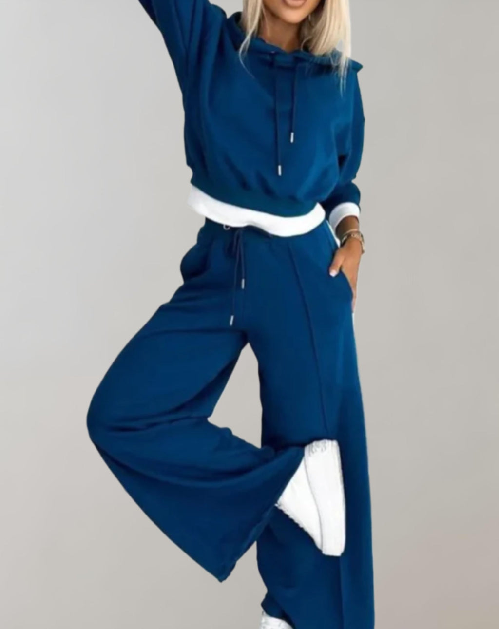 Komplet dresowy damski dwuczęściowy – bluza z kapturem i szerokie spodnie - Arkadya Outlet - Women Set