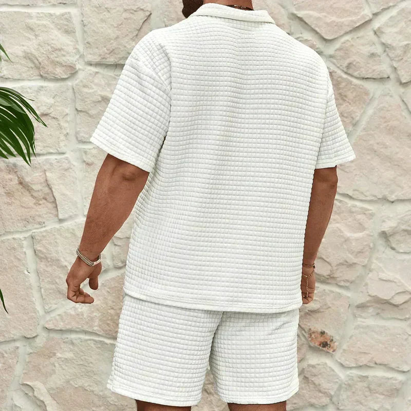 Komplet męski polo na zamek z teksturowanymi szortami - Arkadya Outlet - Men Set
