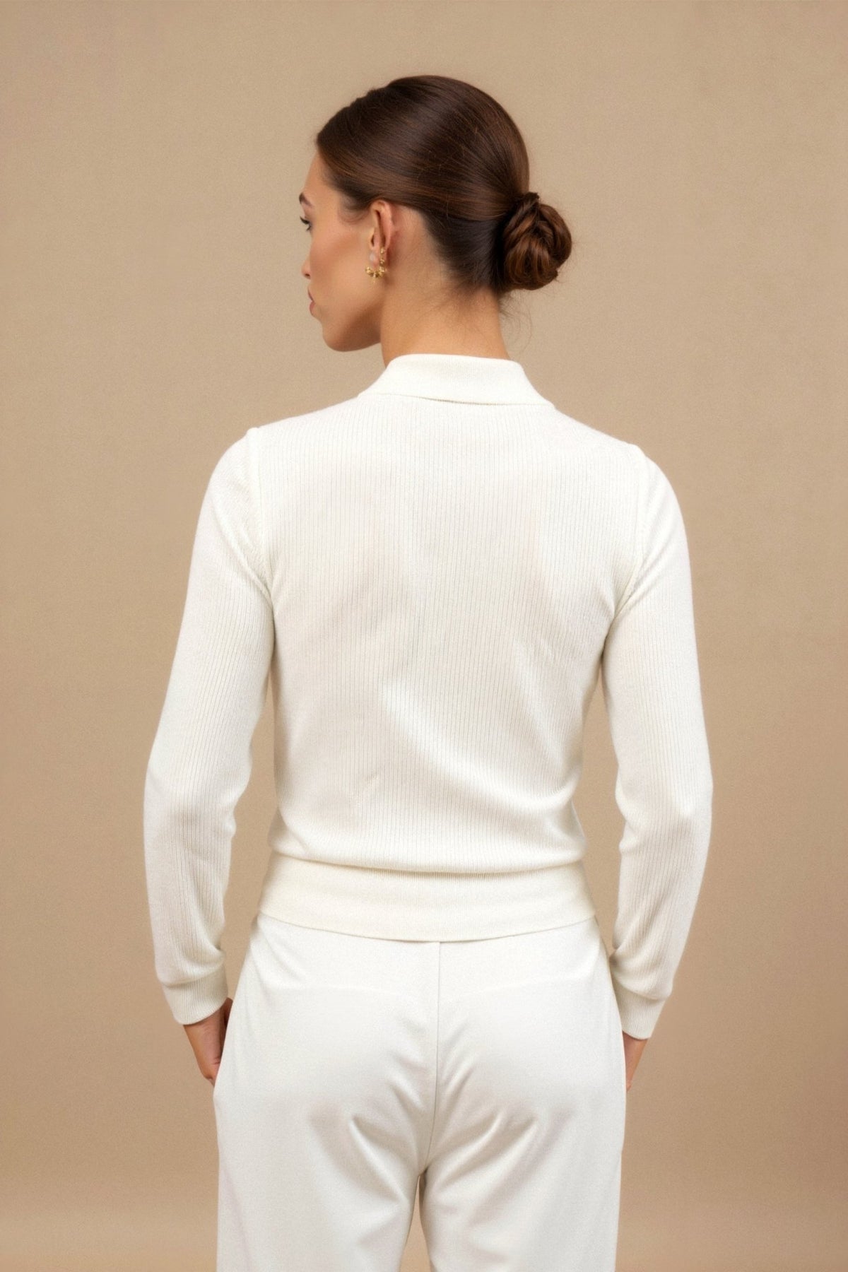 Koszulka polo damska – długi rękaw, luźny krój, dekolt V - Arkadya Outlet - Women Shirt