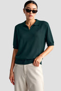 Koszulka polo damska – luźny krój, krótki rękaw, dekolt V - Arkadya Outlet - Women Shirt