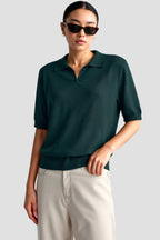 Koszulka polo damska – luźny krój, krótki rękaw, dekolt V - Arkadya Outlet - Women Shirt