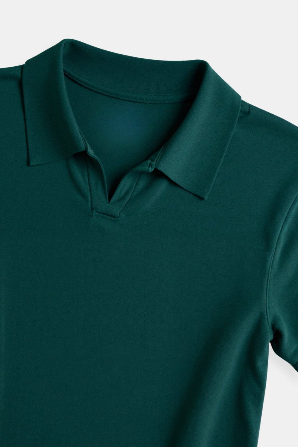 Koszulka polo damska – luźny krój, krótki rękaw, dekolt V - Arkadya Outlet - Women Shirt