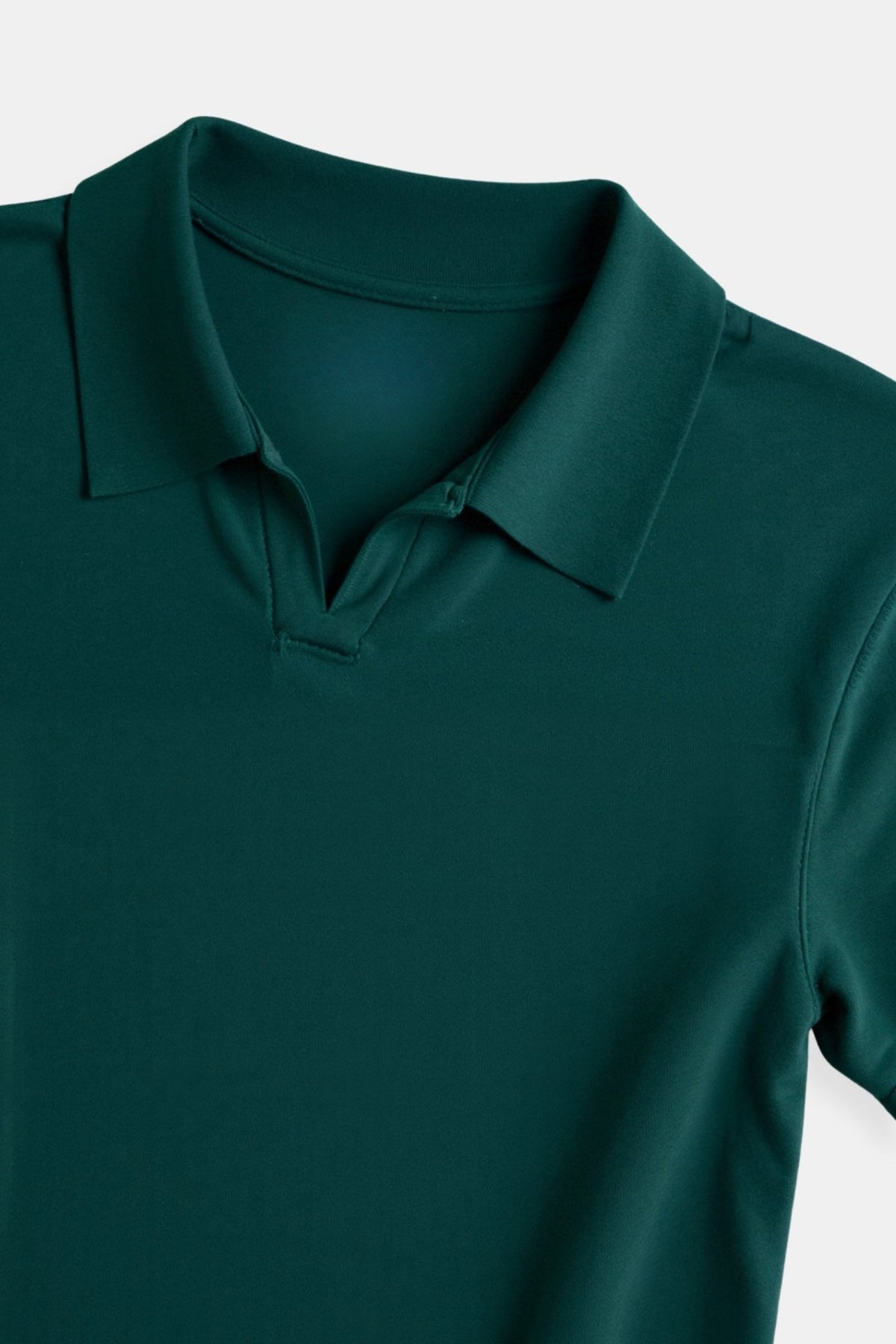 Koszulka polo damska – luźny krój, krótki rękaw, dekolt V - Arkadya Outlet - Women Shirt