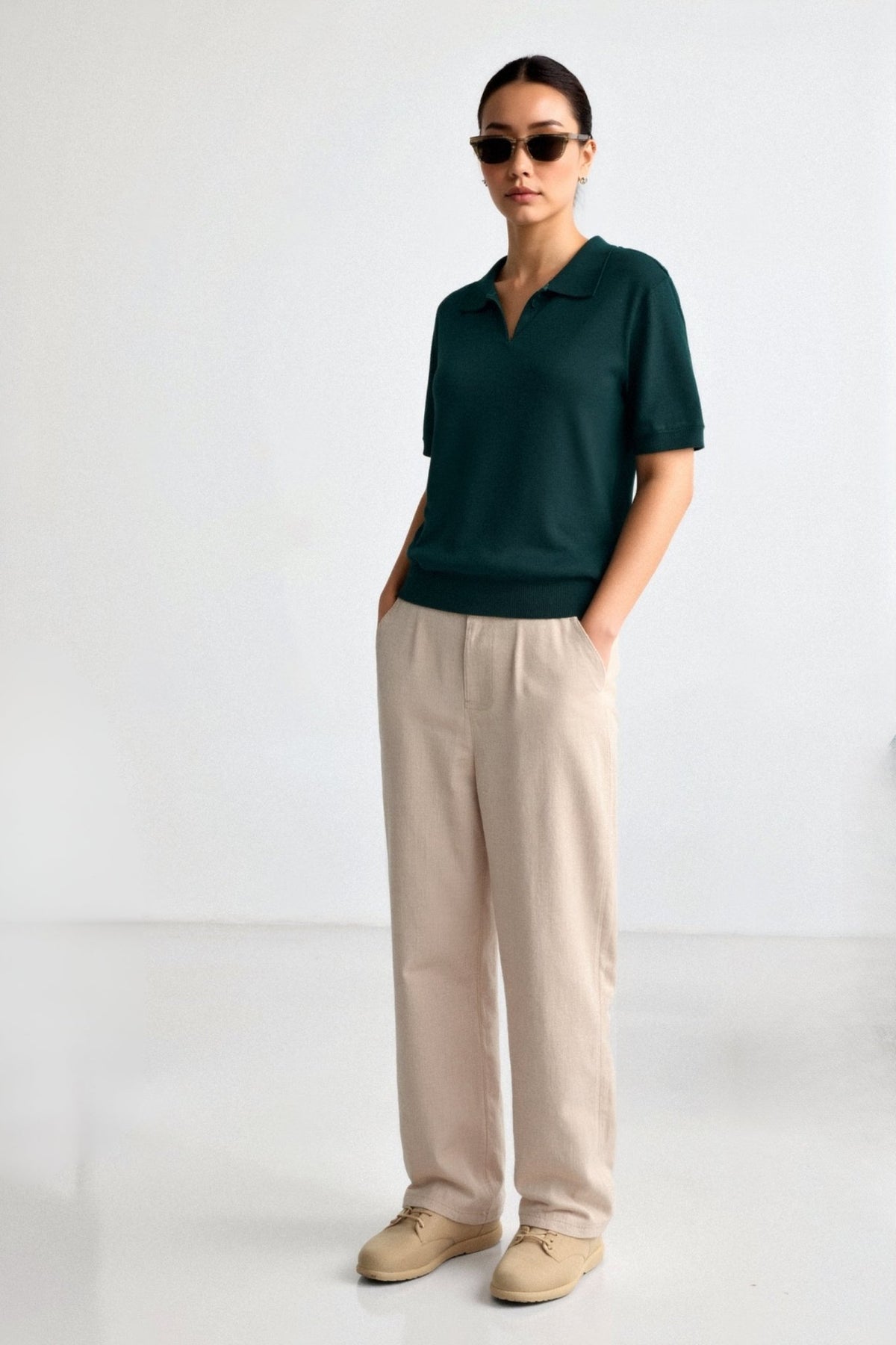 Koszulka polo damska – luźny krój, krótki rękaw, dekolt V - Arkadya Outlet - Women Shirt