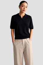 Koszulka polo damska – luźny krój, krótki rękaw, dekolt V - Arkadya Outlet - Women Shirt