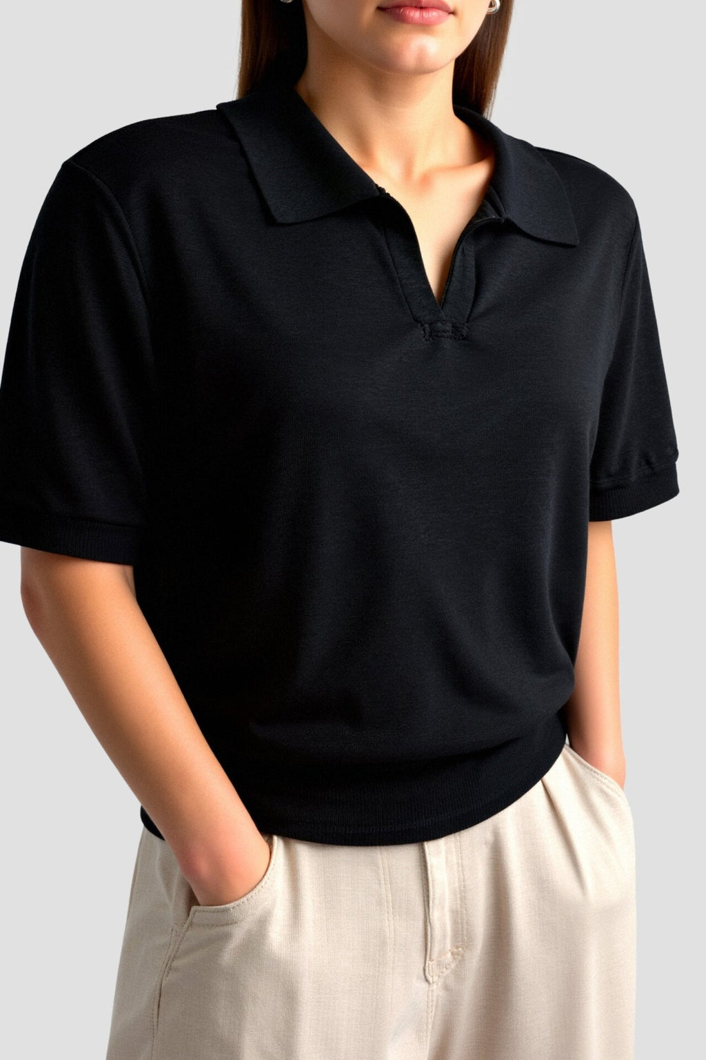 Koszulka polo damska – luźny krój, krótki rękaw, dekolt V - Arkadya Outlet - Women Shirt