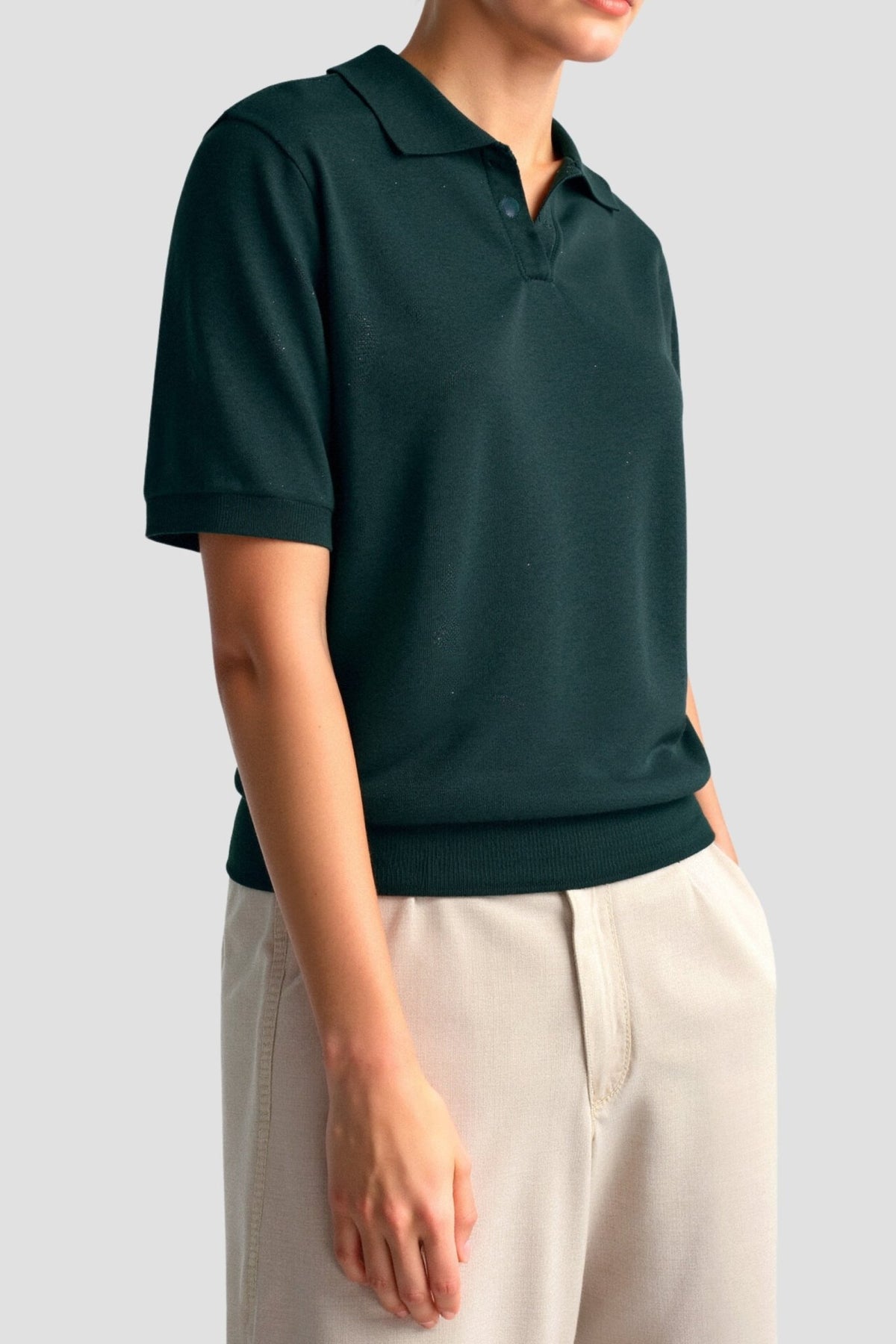 Koszulka polo damska – luźny krój, krótki rękaw, dekolt V - Arkadya Outlet - Women Shirt