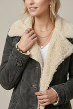 Kurtka Damska Jeansowa | Luźny Krój z Kołnierzem Sherpa - Arkadya Outlet - Jackets