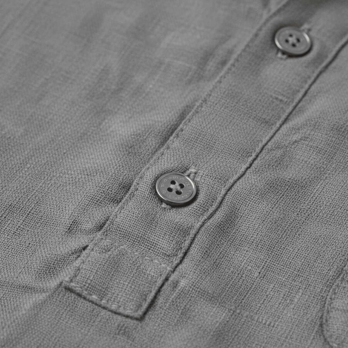 Lniana koszula męska Henley – krótki rękaw, luźny krój - Arkadya Outlet - Men Shirt