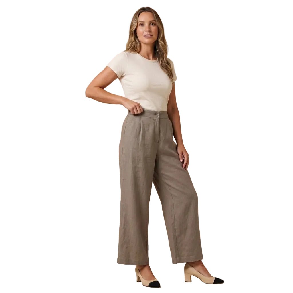 Lniane spodnie damskie z wysokim stanem – plisy i kieszenie - Arkadya Outlet - Women Pants
