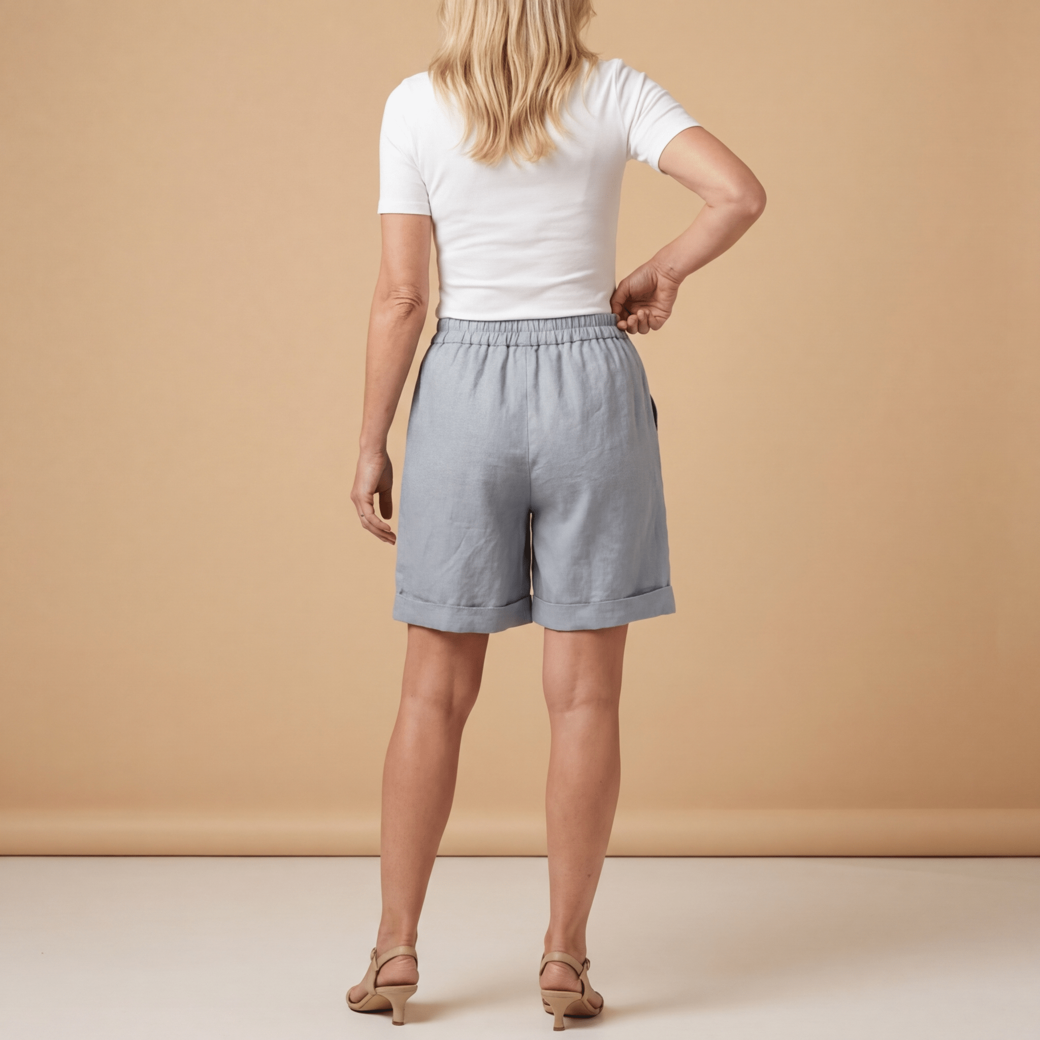 Lniane szorty damskie – elastyczny pas, podwinięty dół - Arkadya Outlet - Women Short