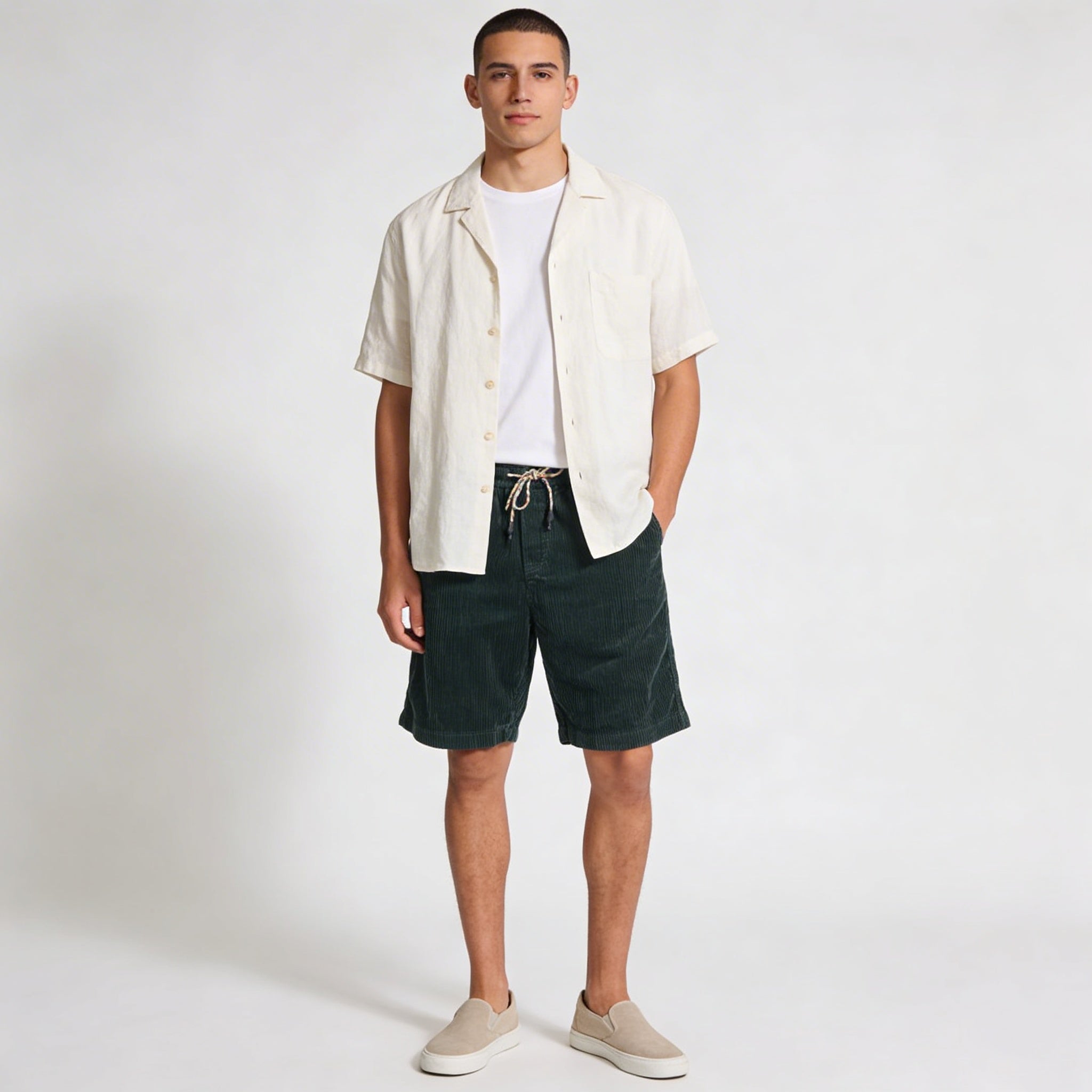 Lniane szorty męskie – luźny krój nad kolano, sznurek - Arkadya Outlet - Men Shorts