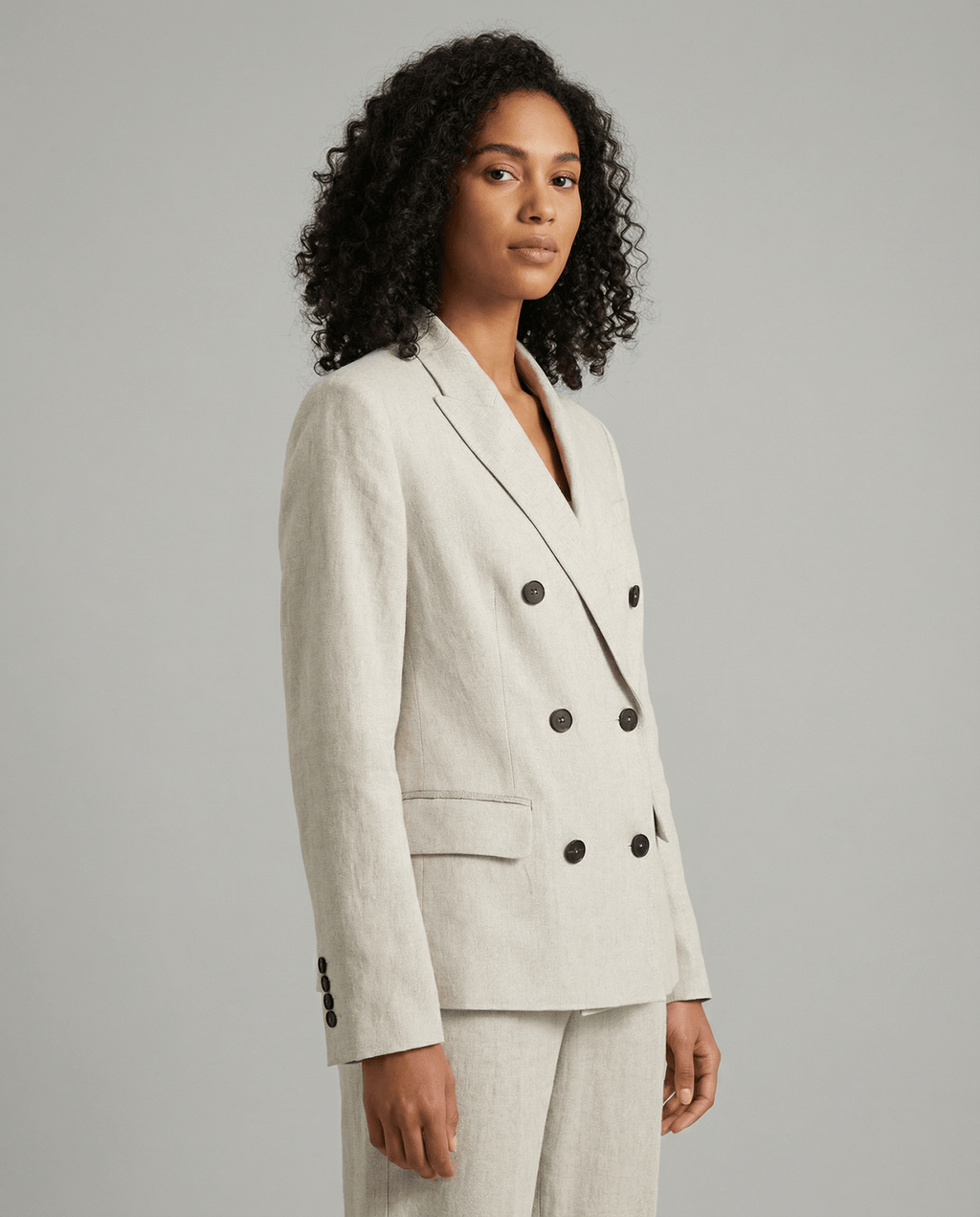 Marynarka damska dopasowana – klapy szpiczaste - Arkadya Outlet - Women Blazer